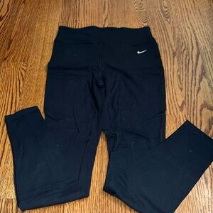 BLACK NIKE LEGGINGS